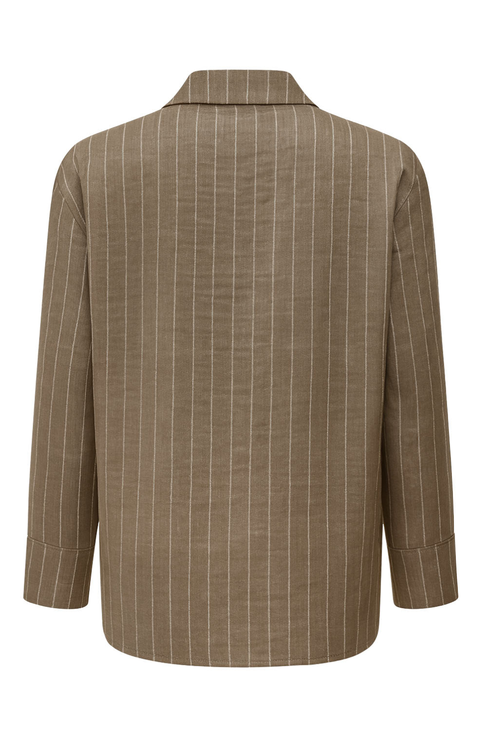 Camisa de rayas, ligeramente oversized, cuello camisero, manga larga con puño abotonado. Cierre frontal con hilera de botones.