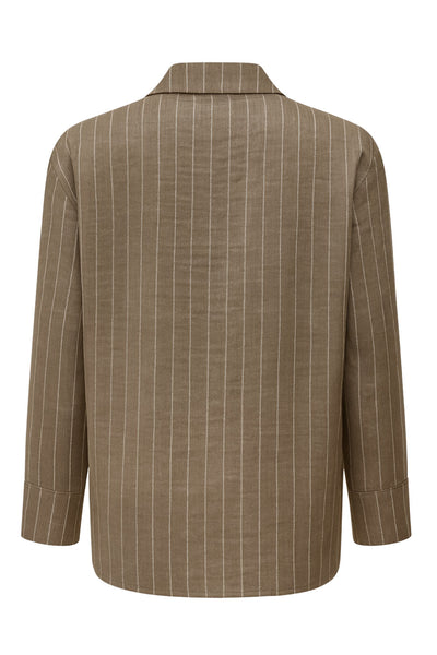 Camisa de rayas, ligeramente oversized, cuello camisero, manga larga con puño abotonado. Cierre frontal con hilera de botones.