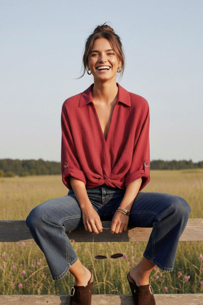 Camisa corta de fit recto, manga larga rolled up con trabilla ajustable, cuello camisero, cruce frontal con escote v y nudo decorativo en bajo. Detalle de bajo curveado y pinza de amplitud en espalda.