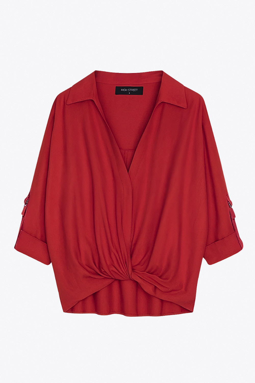 Camisa corta de fit recto, manga larga rolled up con trabilla ajustable, cuello camisero, cruce frontal con escote v y nudo decorativo en bajo. Detalle de bajo curveado y pinza de amplitud en espalda.