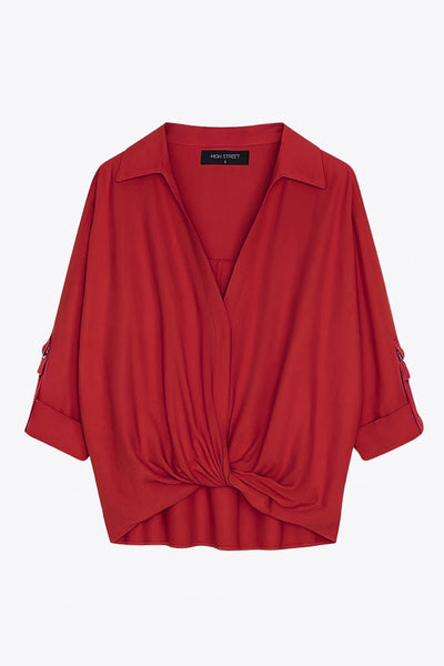 Camisa corta de fit recto, manga larga rolled up con trabilla ajustable, cuello camisero, cruce frontal con escote v y nudo decorativo en bajo. Detalle de bajo curveado y pinza de amplitud en espalda.