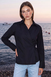 Camisa cruzada de escote v, fit recto, manga larga con puño abotonado, cuello camisero, pinzas en espalda y cierre lateral con botón.