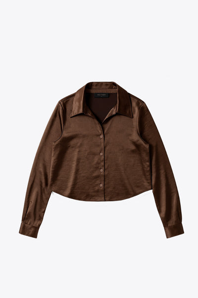 Camisa corta satinada de fit recto, cuello camisero, manga larga con puño abotonado, pinza de amplitud en espalda y cierre frontal con hilera de botones.