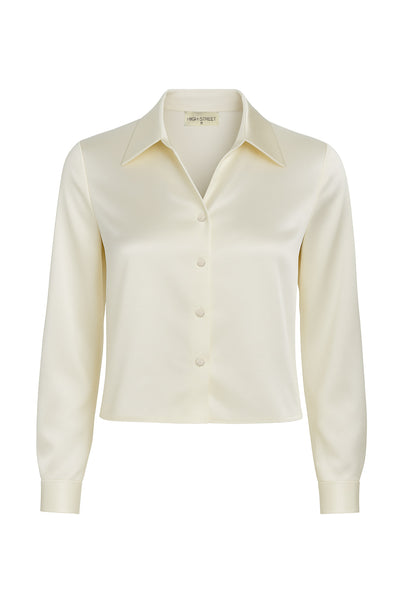 Camisa corta satinada de fit recto, cuello camisero, manga larga con puño abotonado, pinza de amplitud en espalda y cierre frontal con hilera de botones.