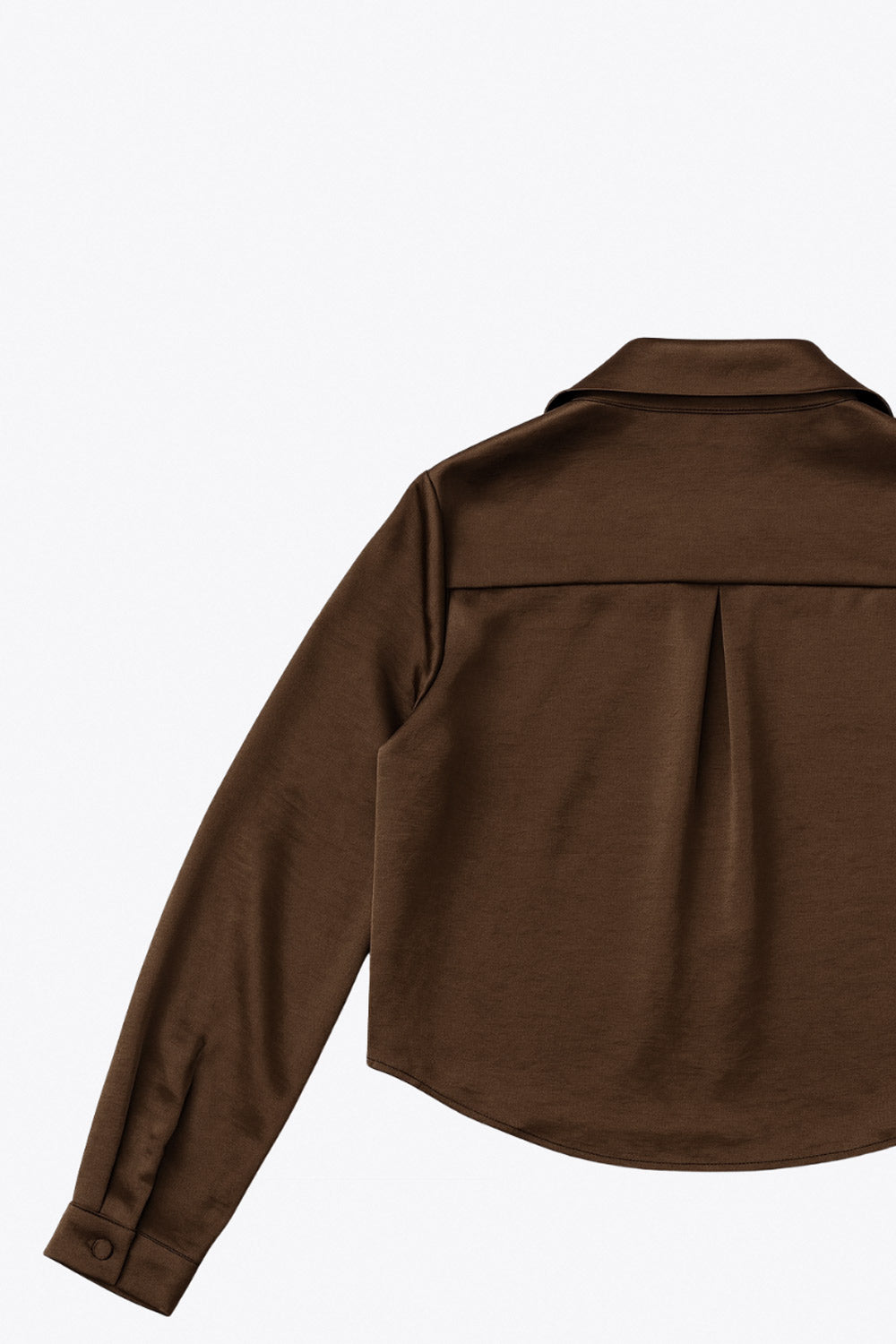 Camisa corta satinada de fit recto, cuello camisero, manga larga con puño abotonado, pinza de amplitud en espalda y cierre frontal con hilera de botones.