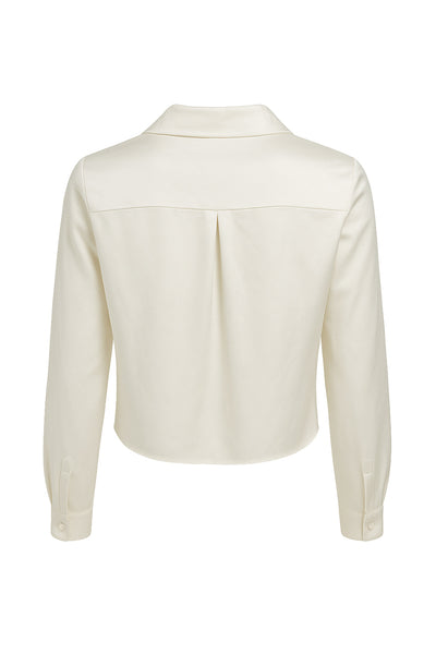 Camisa corta satinada de fit recto, cuello camisero, manga larga con puño abotonado, pinza de amplitud en espalda y cierre frontal con hilera de botones.