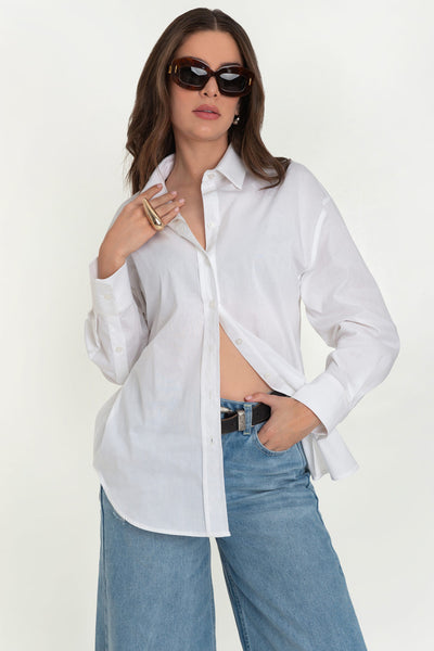 Camisa de fit oversized, cuello camisero, manga larga con puño abotonado, bajo curveado e hilera de botones decorativos en espalda. Cierre frontal con hilera de botones.