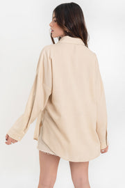 Camisa de lino, fit oversized, cuello camisero, manga larga con puño abotonado y trabillas ajustables, bolsillos frontales de parche con cartera y bajo curveado. Cierre frontal con hilera de botones.