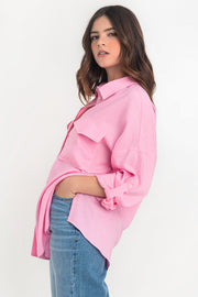 Camisa de lino, fit oversized, cuello camisero, manga larga con puño abotonado y trabillas ajustables, bolsillos frontales de parche con cartera y bajo curveado. Cierre frontal con hilera de botones.