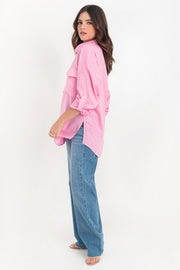 Camisa de lino, fit oversized, cuello camisero, manga larga con puño abotonado y trabillas ajustables, bolsillos frontales de parche con cartera y bajo curveado. Cierre frontal con hilera de botones.