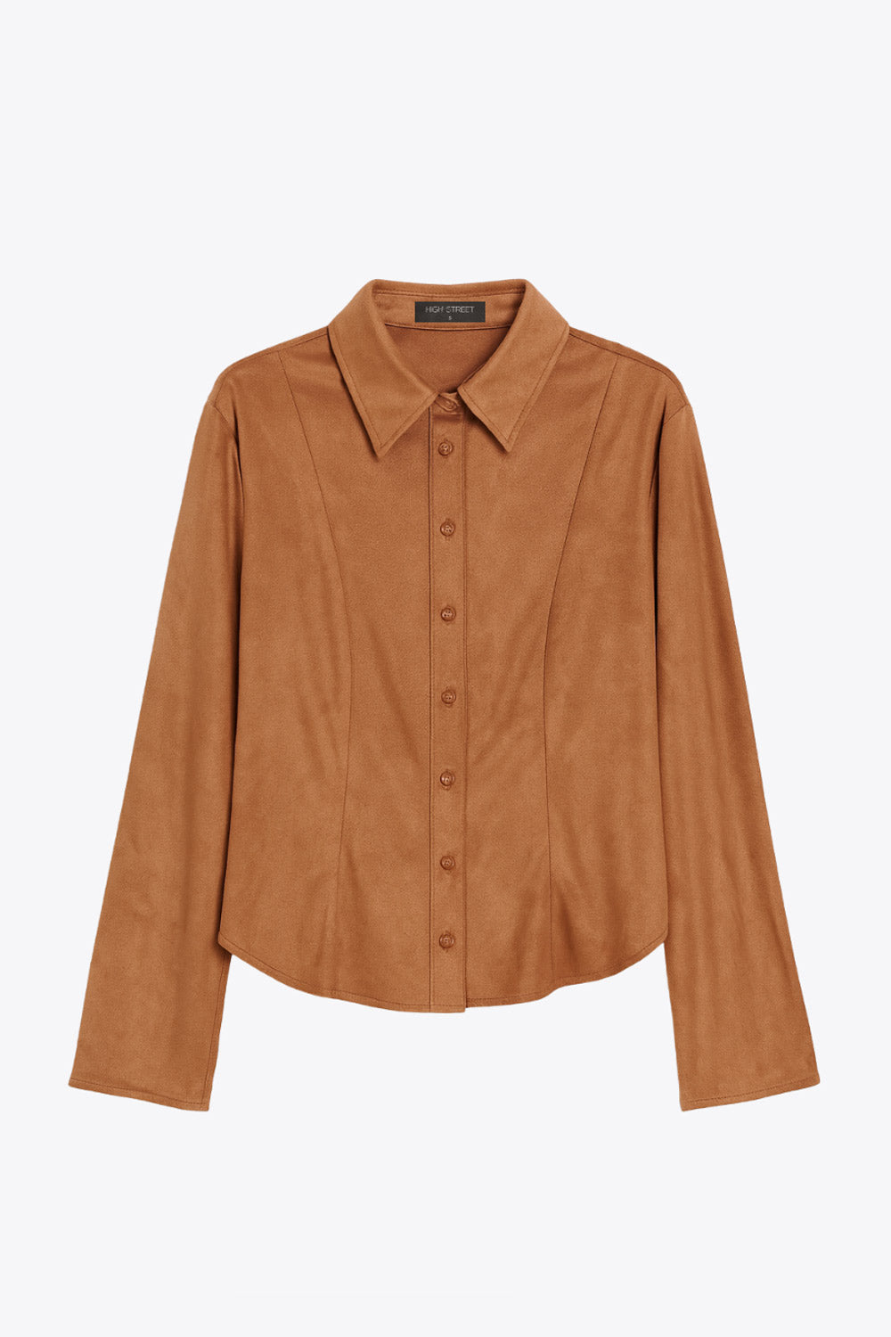 Camisa ajustada de gamuza, pinzas frontales, cuello camisero, bajo curveado, manga larga con amplitud y puño abotonado. Cierre frontal con hilera de botones.