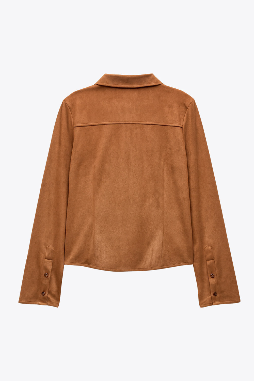 Camisa ajustada de gamuza, pinzas frontales, cuello camisero, bajo curveado, manga larga con amplitud y puño abotonado. Cierre frontal con hilera de botones.