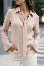 Camisa de fit ajustado, estampado rayas, cuello camisero, manga larga con puño amplio abotonado, pinzas, bajo curveado y cierre frontal con hilera de botones. Detalle de corbata del mismo tejido.