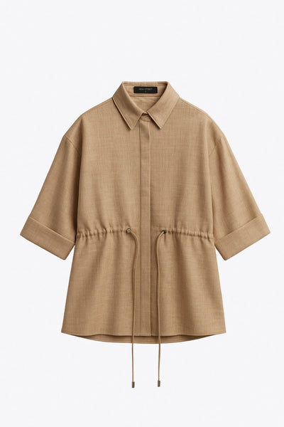 Camisa de fit oversized, manga 3/4 amplia con doblez en puños, cuello camisero y jareta ajustable en cintura. Cierre frontal con hilera oculta de botones.