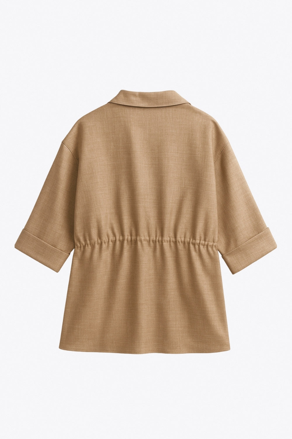 Camisa de fit oversized, manga 3/4 amplia con doblez en puños, cuello camisero y jareta ajustable en cintura. Cierre frontal con hilera oculta de botones.