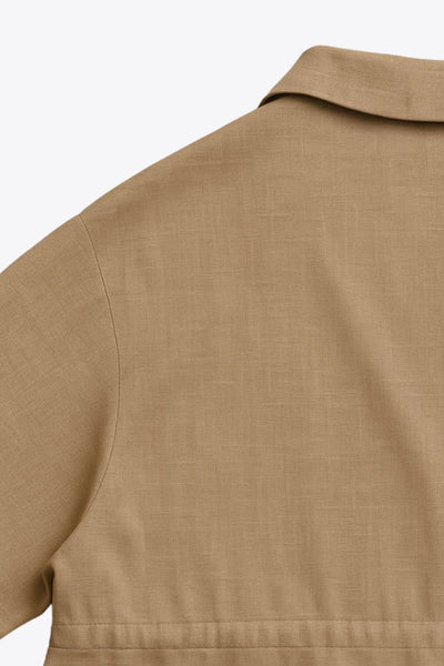 Camisa de fit oversized, manga 3/4 amplia con doblez en puños, cuello camisero y jareta ajustable en cintura. Cierre frontal con hilera oculta de botones.