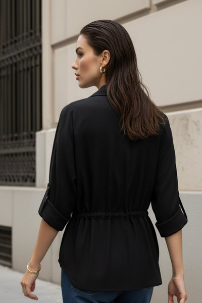 Camisa de fit oversized, manga larga amplia rolled up con trabillas y botón en contraste, cuello camisero y jareta ajustable en cintura. Cierre frontal con hilera oculta de botones.