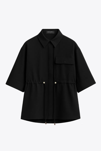 Camisa de fit oversized, manga larga amplia rolled up con trabillas y botón en contraste, cuello camisero y jareta ajustable en cintura. Cierre frontal con hilera oculta de botones.