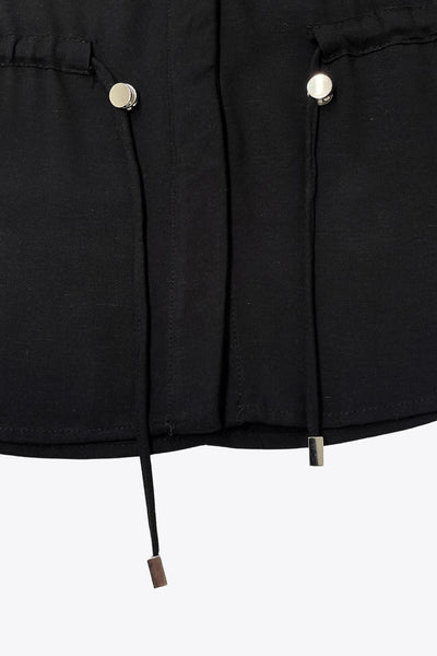 Camisa de fit oversized, manga larga amplia rolled up con trabillas y botón en contraste, cuello camisero y jareta ajustable en cintura. Cierre frontal con hilera oculta de botones.