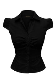 Camisa corta ajustada, cuello camisero, manga corta abullonada y plisados decorativos frontales. Cierre frontal con hilera de botones, bajo curveado y detalle de lazo amarrable posterior.
