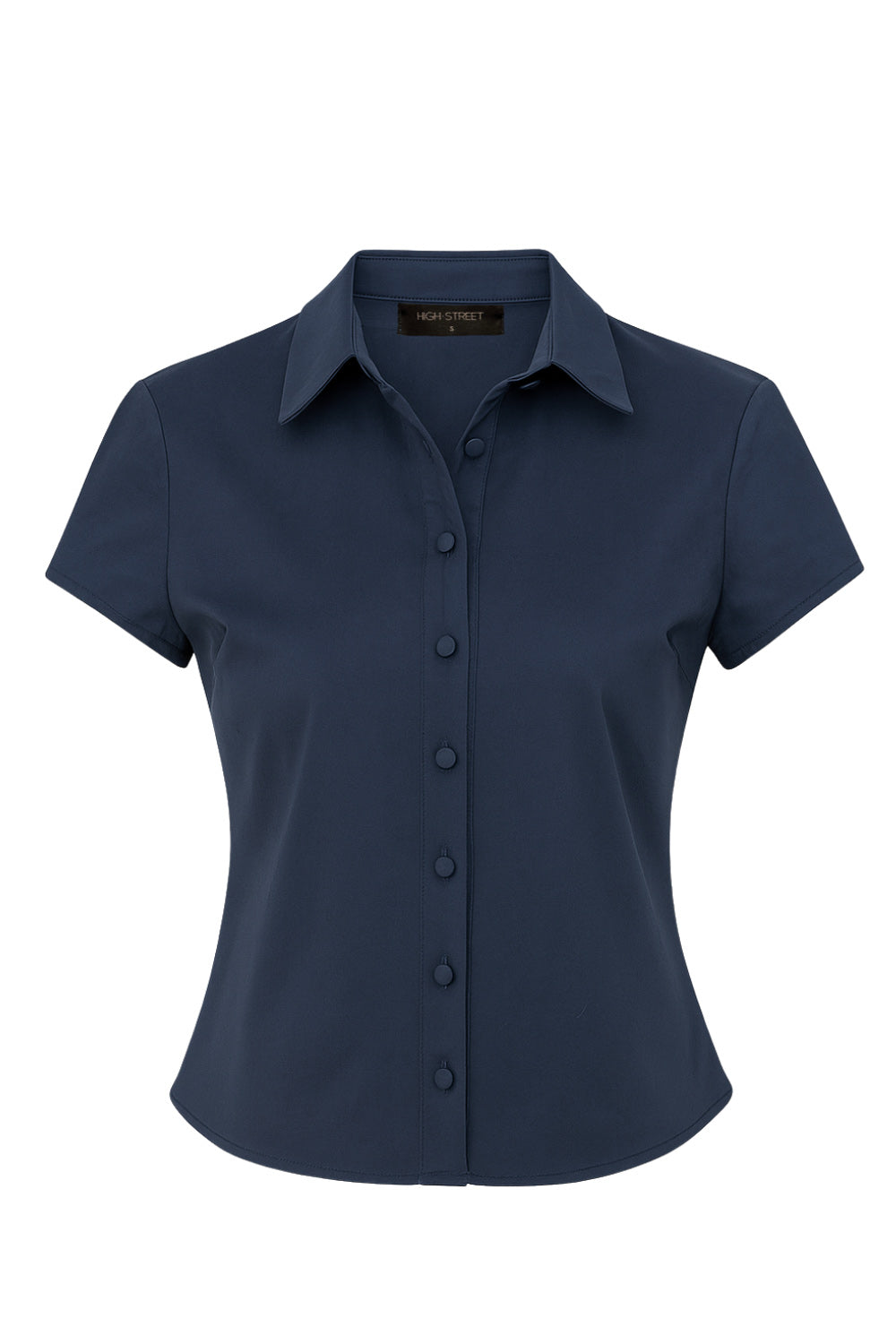 Camisa ajustada de cuello camisero, manga corta y cierre frontal con hilera de botones.