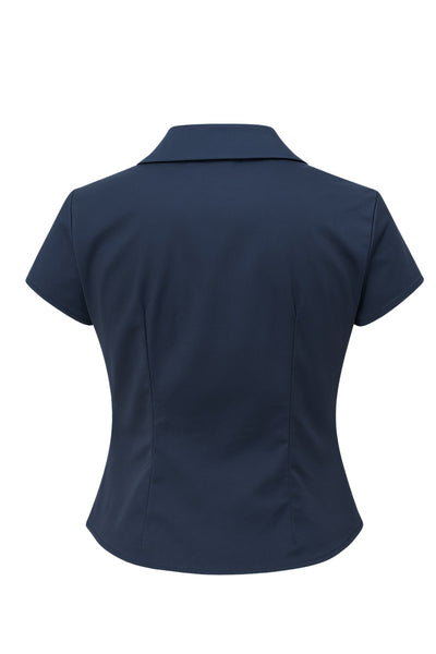 Camisa ajustada de cuello camisero, manga corta y cierre frontal con hilera de botones.