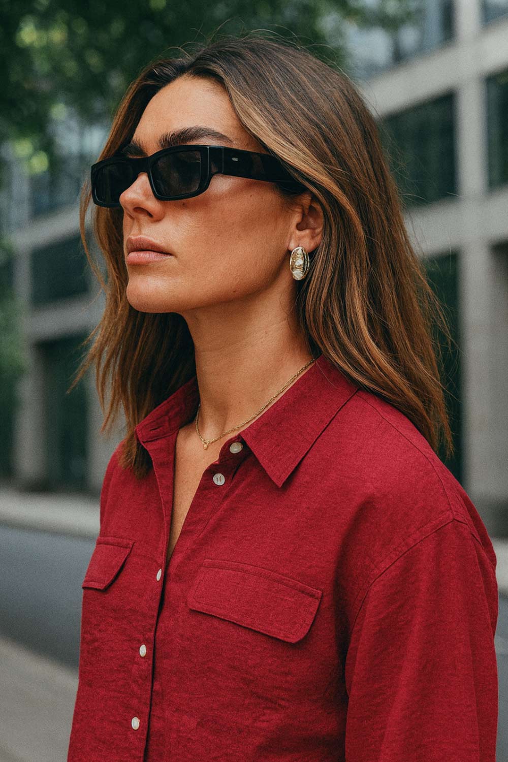 Camisa corta de fit oversized, manga 3/4 amplia con doblez en puños, cuello camisero, bolsillos frontales decorativos con cartera y pinza de amplitud en espalda. Cierre frontal con hilera de botones.