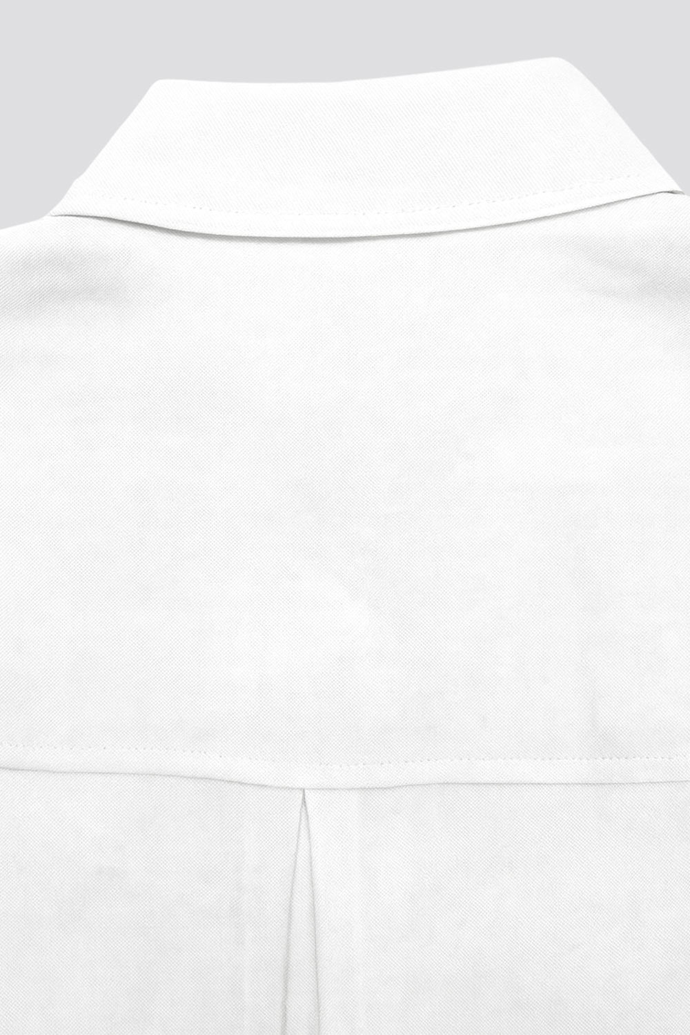 Camisa corta de fit oversized, manga 3/4 amplia con doblez en puños, cuello camisero, bolsillos frontales decorativos con cartera y pinza de amplitud en espalda. Cierre frontal con hilera de botones.