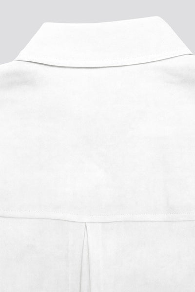 Camisa corta de fit oversized, manga 3/4 amplia con doblez en puños, cuello camisero, bolsillos frontales decorativos con cartera y pinza de amplitud en espalda. Cierre frontal con hilera de botones.