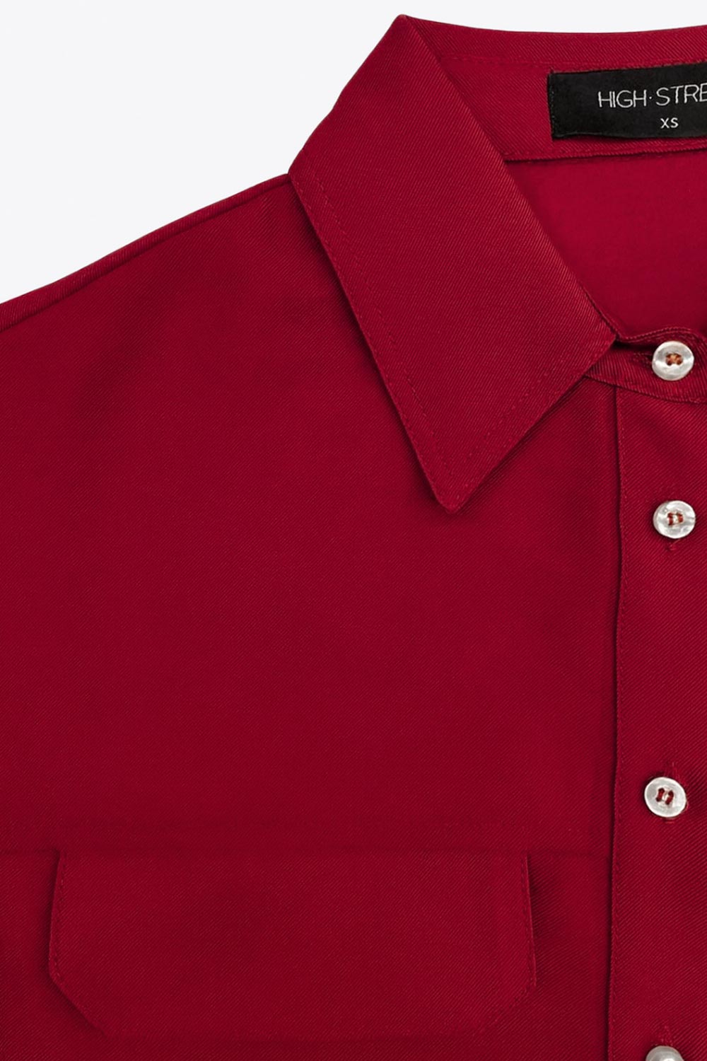 Camisa corta de fit oversized, manga 3/4 amplia con doblez en puños, cuello camisero, bolsillos frontales decorativos con cartera y pinza de amplitud en espalda. Cierre frontal con hilera de botones.