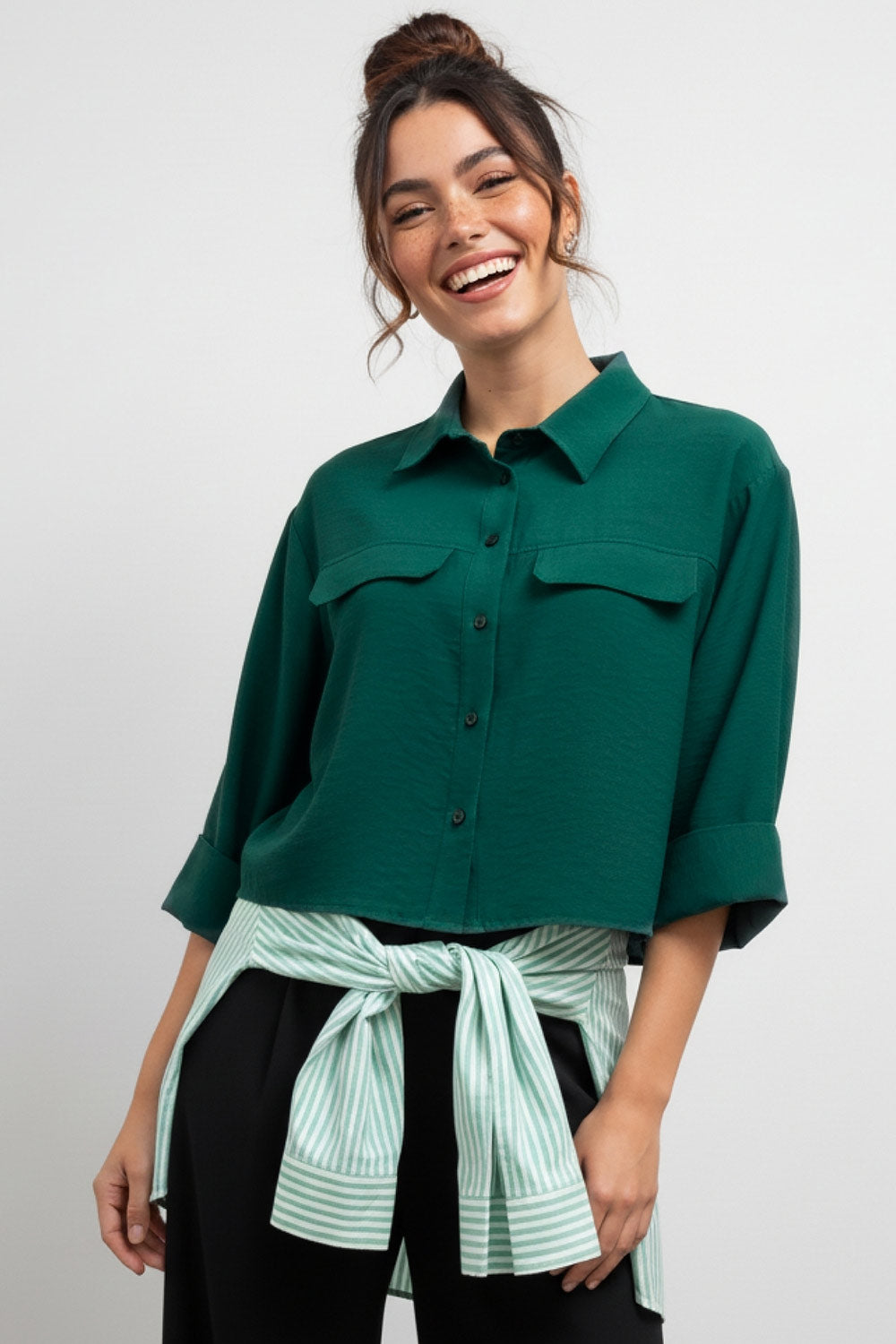 Camisa corta de estilo utilitario. Corte recto, silueta amplia y largo crop. Frente con cuello camisero clásico, tapeta de botones y dos bolsillos con tapa en el pecho. Espalda con canesú y tablón central invertido.