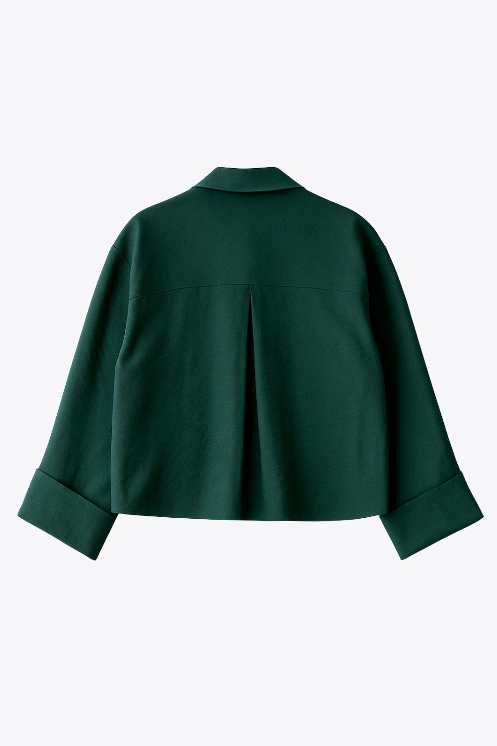 Camisa corta de estilo utilitario. Corte recto, silueta amplia y largo crop. Frente con cuello camisero clásico, tapeta de botones y dos bolsillos con tapa en el pecho. Espalda con canesú y tablón central invertido.