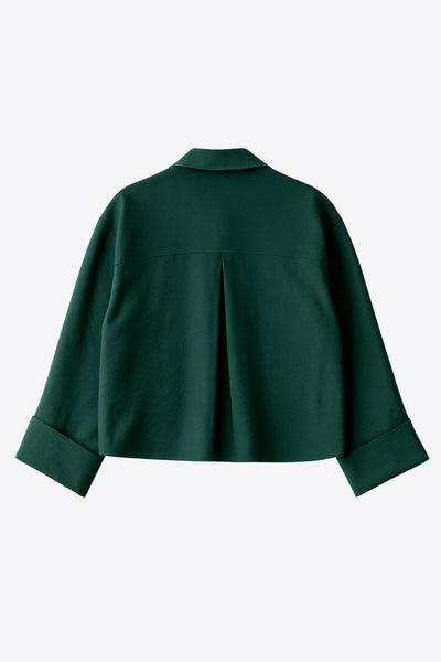 Camisa corta de estilo utilitario. Corte recto, silueta amplia y largo crop. Frente con cuello camisero clásico, tapeta de botones y dos bolsillos con tapa en el pecho. Espalda con canesú y tablón central invertido.