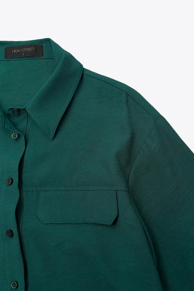 Camisa corta de estilo utilitario. Corte recto, silueta amplia y largo crop. Frente con cuello camisero clásico, tapeta de botones y dos bolsillos con tapa en el pecho. Espalda con canesú y tablón central invertido.