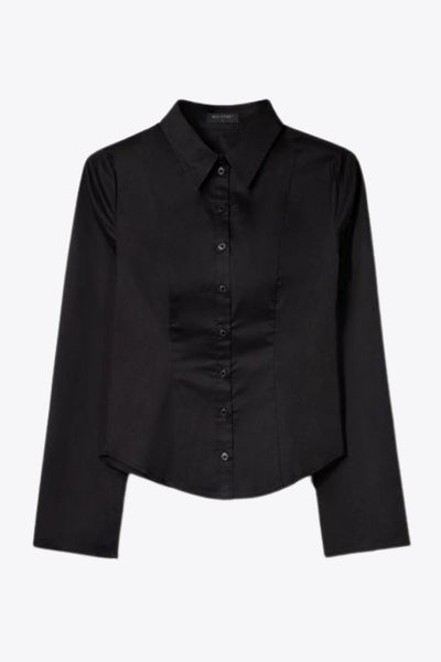 Camisa de fit ajustado, cuello camisero, manga larga amplia con botones, pinzas, bajo curveado y cierre frontal con hilera de botones.