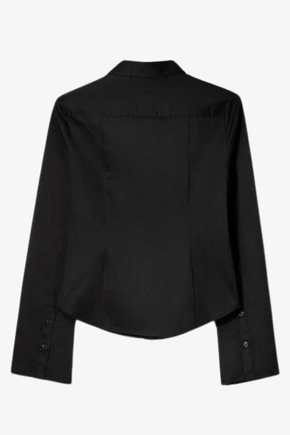 Camisa de fit ajustado, cuello camisero, manga larga amplia con botones, pinzas, bajo curveado y cierre frontal con hilera de botones.