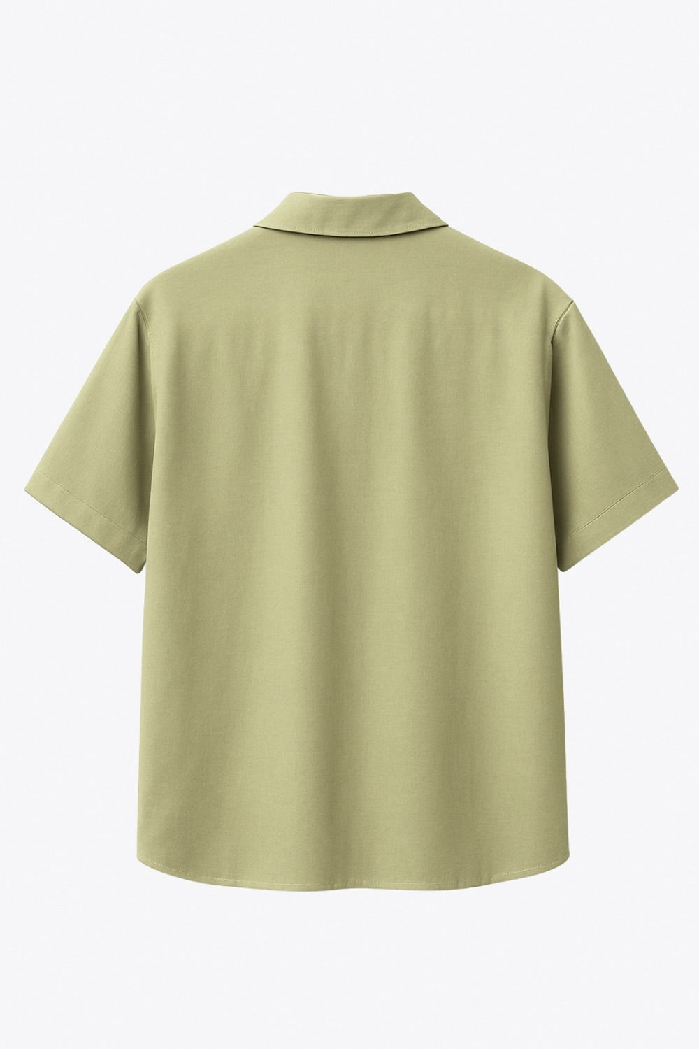 Camisa corta de lino, fit recto, manga corta, cuello camisero, bolsillo frontal de parche, bajo curveado con aberturas laterales y cierre frontal con hilera de botones.