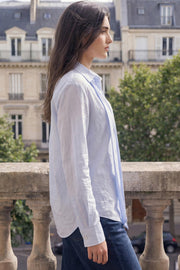 Camisa de fit oversized, estampado rayas, cuello camisero, manga larga con puño abotonado, pinza de amplitud en espalda, bolsillo frontal, bajo curveado y cierre frontal con hilera de botones. Detalle de corbata del mismo tejido.