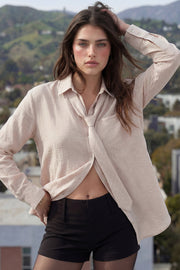 Camisa de fit oversized, estampado rayas, cuello camisero, manga larga con puño abotonado, pinza de amplitud en espalda, bolsillo frontal, bajo curveado y cierre frontal con hilera de botones. Detalle de corbata del mismo tejido.