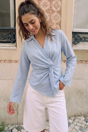Camisa cruzada de estampado rayas, escote v cruzado, cuello camisero, fit ajustado, manga larga, nudo frontal decorativo y lazo amarrable posterior.