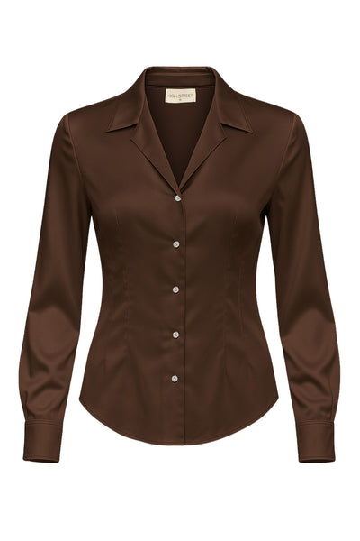 Camisa satinada de fit ajustado, cuello camisero con solapa y cuello en v, manga larga con puño abotonado, bajo curveado, pinzas frontales y posteriores. Cierre frontal con hilera de botones en contraste.