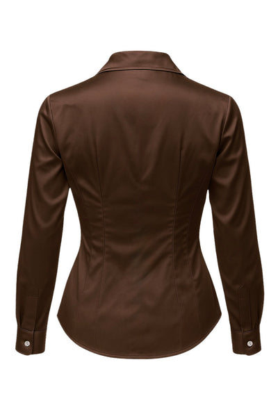 Camisa satinada de fit ajustado, cuello camisero con solapa y cuello en v, manga larga con puño abotonado, bajo curveado, pinzas frontales y posteriores. Cierre frontal con hilera de botones en contraste.