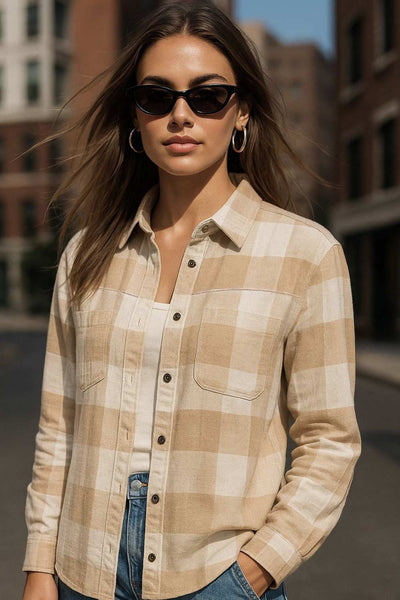 Camisa de estampado check, fit oversized, manga larga con puño abotonado, cuello camisero, bolsillos frontales de parche, pinza de amplitud en espalda y cierre frontal con hilera de botones en contraste.