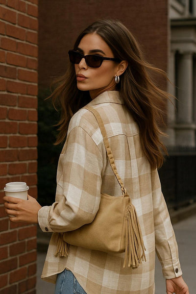 Camisa de estampado check, fit oversized, manga larga con puño abotonado, cuello camisero, bolsillos frontales de parche, pinza de amplitud en espalda y cierre frontal con hilera de botones en contraste.