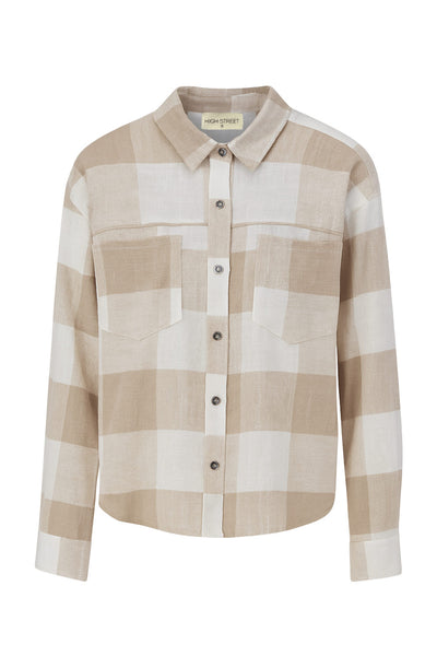 Camisa de estampado check, fit oversized, manga larga con puño abotonado, cuello camisero, bolsillos frontales de parche, pinza de amplitud en espalda y cierre frontal con hilera de botones en contraste.