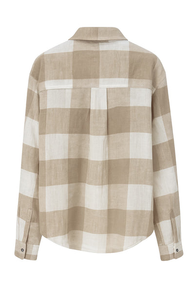 Camisa de estampado check, fit oversized, manga larga con puño abotonado, cuello camisero, bolsillos frontales de parche, pinza de amplitud en espalda y cierre frontal con hilera de botones en contraste.