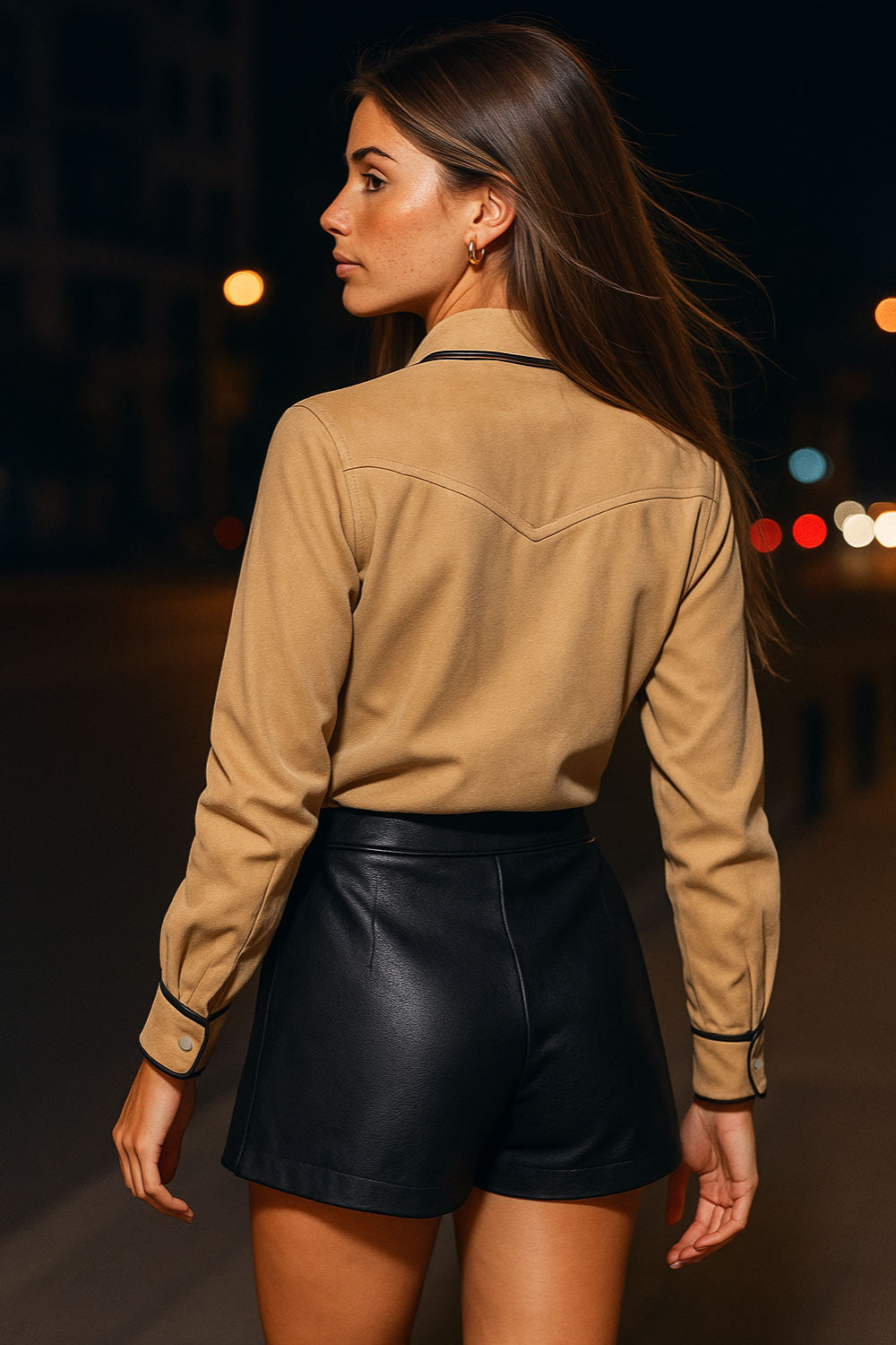 Camisa de gamuza, manga larga con puño abotonado, cuello camisero, bolsillos delanteros con cartera y botón en contraste, bajo curveado, corte decorativo en espalda y cierre frontal con hilera de botones en contraste. Detalle de bordes en contraste.