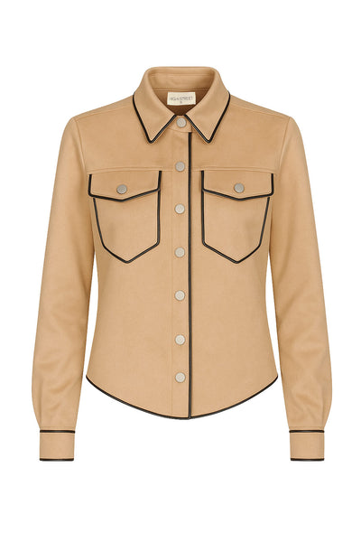 Camisa de gamuza, manga larga con puño abotonado, cuello camisero, bolsillos delanteros con cartera y botón en contraste, bajo curveado, corte decorativo en espalda y cierre frontal con hilera de botones en contraste. Detalle de bordes en contraste.