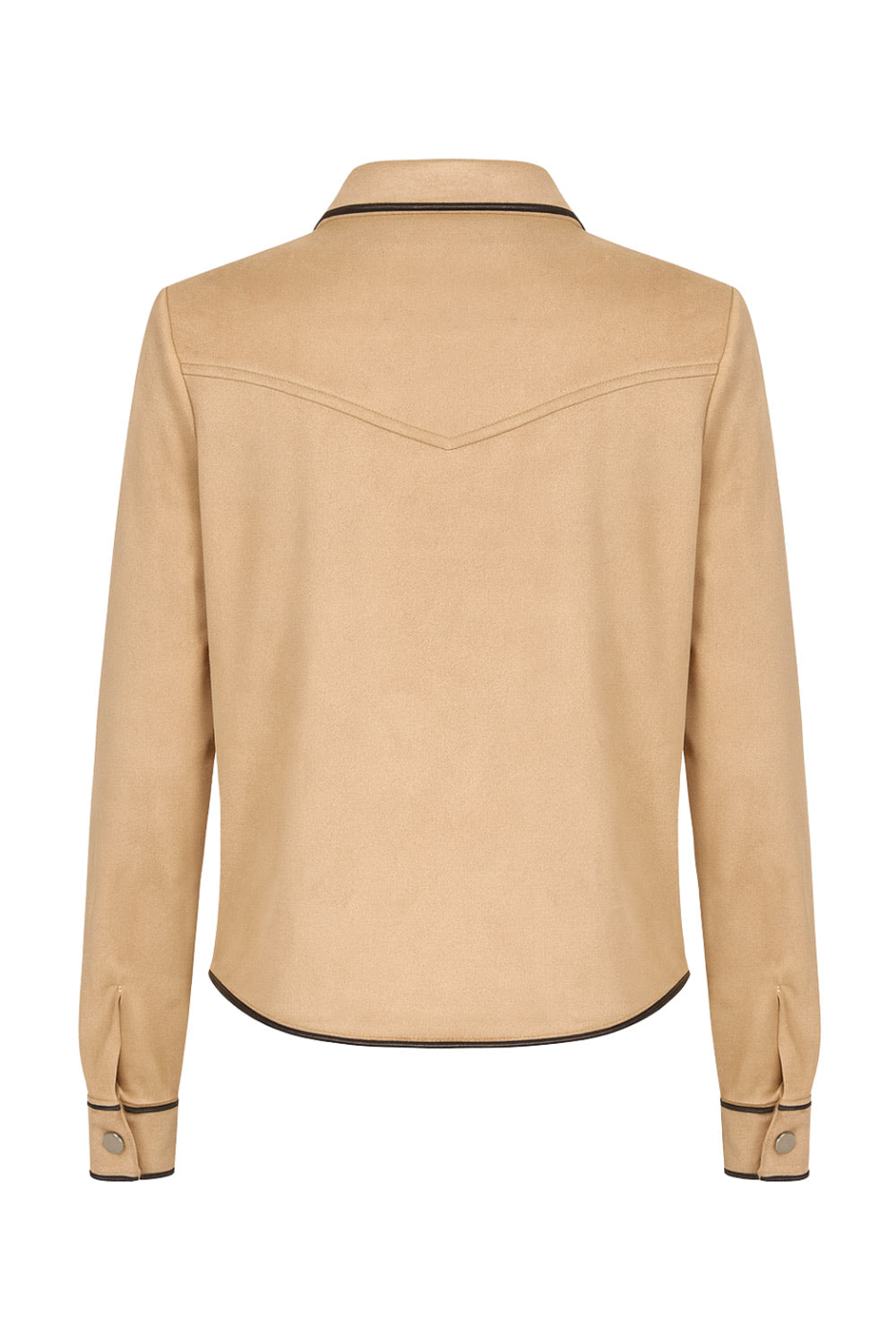 Camisa de gamuza, manga larga con puño abotonado, cuello camisero, bolsillos delanteros con cartera y botón en contraste, bajo curveado, corte decorativo en espalda y cierre frontal con hilera de botones en contraste. Detalle de bordes en contraste.
