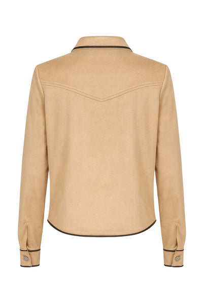 Camisa de gamuza, manga larga con puño abotonado, cuello camisero, bolsillos delanteros con cartera y botón en contraste, bajo curveado, corte decorativo en espalda y cierre frontal con hilera de botones en contraste. Detalle de bordes en contraste.